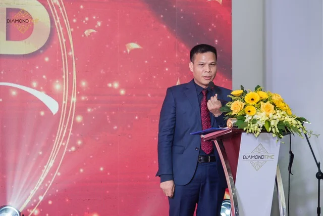 Hình 1 Bài 1- Ông Vũ Văn Thành phát biểu trong lễ khai trương tòa nhà