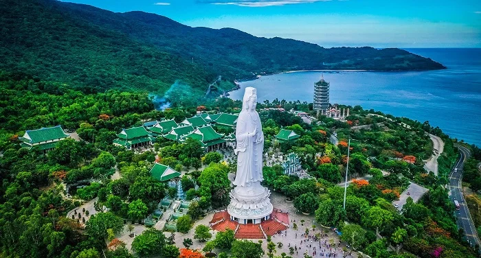 Hình 10 bài 4 – Chùa Linh Ứng kỳ vĩ giữa khung cánh ngoạn mục của bán đảo Sơn Trà