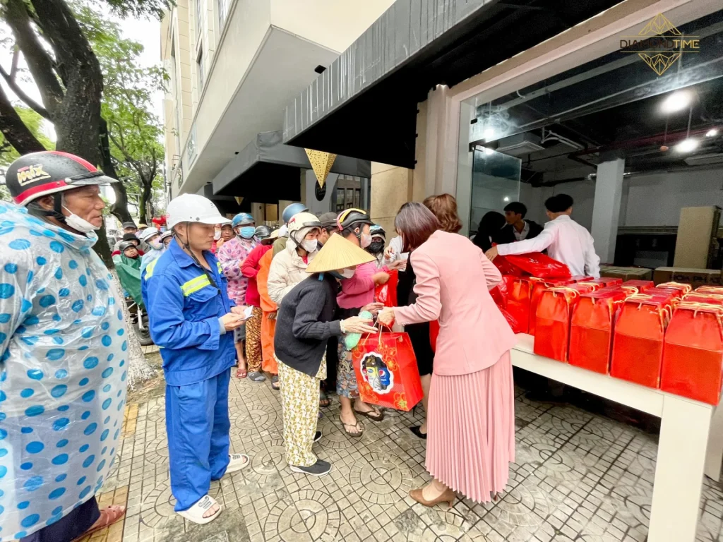 Hình 2 bài 3 – Những phần quà không chỉ mang ý nghĩa thiết thực, mà còn lan tỏa sự quan tâm.