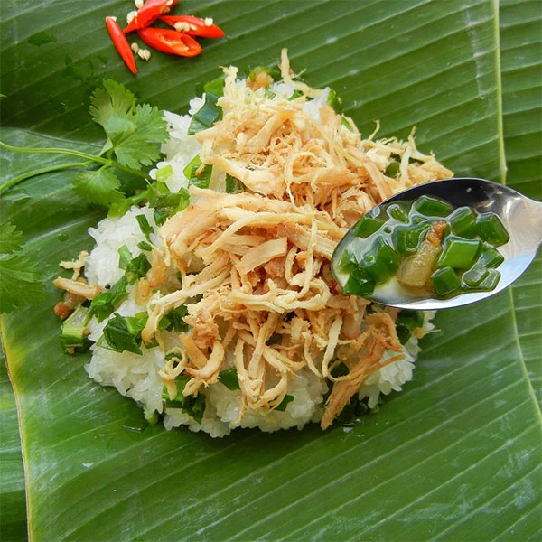 Hình 2 bài 4 – Một phần xôi gà nóng hổi, đủ năng lượng cho cả buổi sáng.