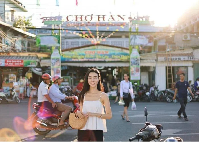 Hình 3 bài 4 – Chợ Hàn Đà Nẵng rất được yêu thích bởi các du khách nước ngoài
