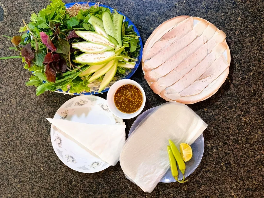 Hình 6 bài 4 – Sự cân bằng trong từng nguyên liệu tạo nên món ăn bánh tráng cuốn thịt heo khó quên.