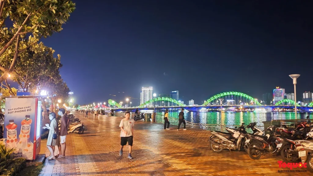 Hình 7 bài 4 – Phố đi bộ Đà Nẵng lên đèn với nhịp sống vừa đủ để khép lại một ngày dài.