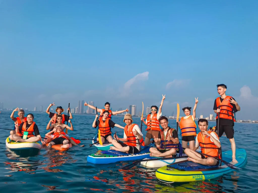 Hình 8 bài 4 – Chèo “sup” đón bình minh trên biển Mỹ Khê mang lại một khởi đầu đầy năng lượng.