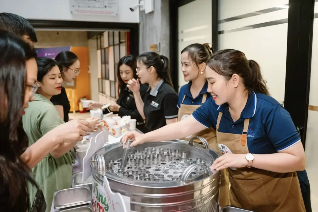 Guests made Vietnamese nostalgic tube ice cream at Happy Hour